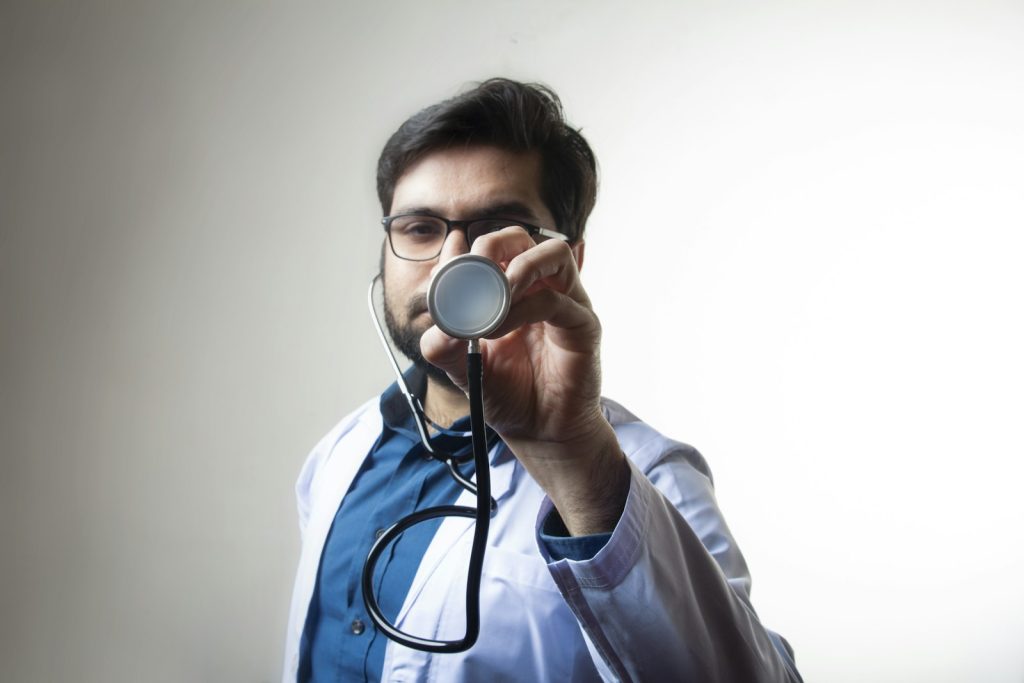 Doctor with stethoscope representing a respiratory specialist consultation